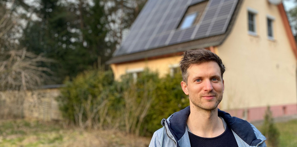 Nils Kleefeld vor seinem Haus mit PV-Anlage