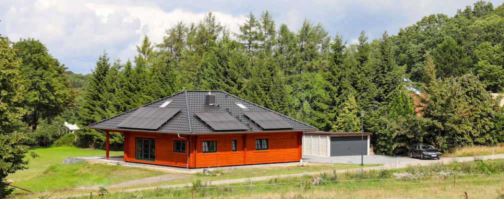 Das Haus von Familie Kasten von au&szlig;en mit PV-Modulen auf dem Dach.